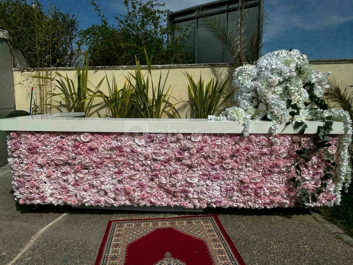 Mur de fleurs roses